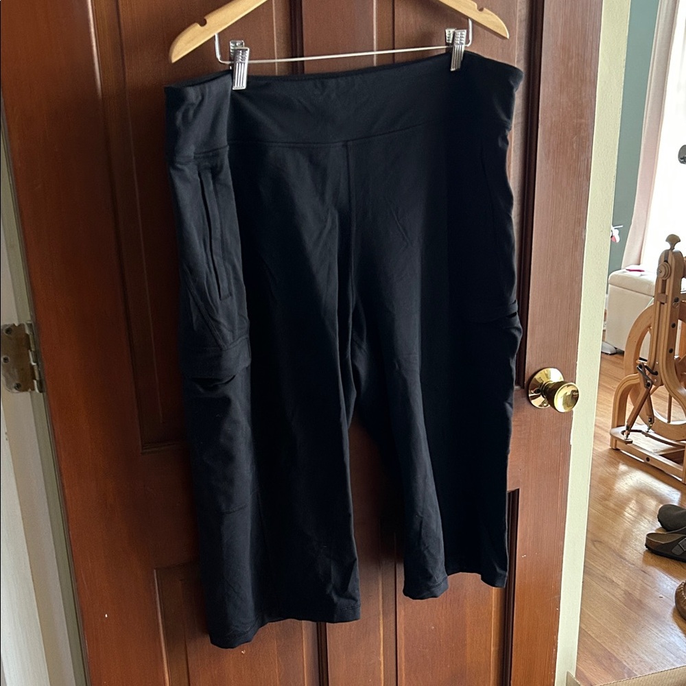 Duluth Trading Co Noga Namastash Black Capris